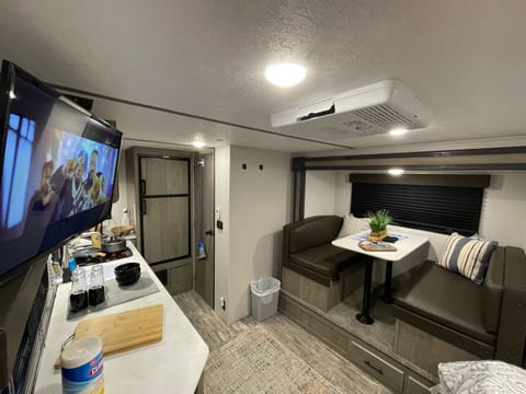 Cozy light weight trailer with full amenities! Rimorchio trainabile in Thornton