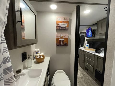 Cozy light weight trailer with full amenities! Rimorchio trainabile in Thornton