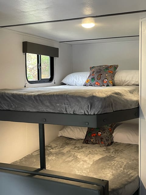 * PERFECT SPACE*CLEAN, COMFY, COMPLETELY STOCKED  *DELIVERY AVAILABLE* PET Towable trailer in Surfside Beach