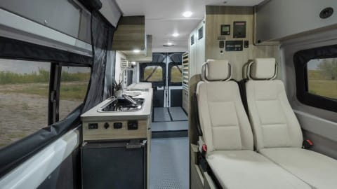 2022 Winnebago Solis w/ Pop-up Tent & Sofa Bed For the Adventurous Family Véhicule routier in Orange