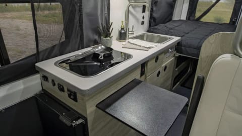 2022 Winnebago Solis w/ Pop-up Tent & Sofa Bed For the Adventurous Family Vehículo funcional in Orange