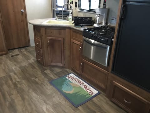2016 Gulf Stream Innsbruck- Bunkhouse/outdoor kitchen. Enjoyably equipped Towable trailer in Gahanna