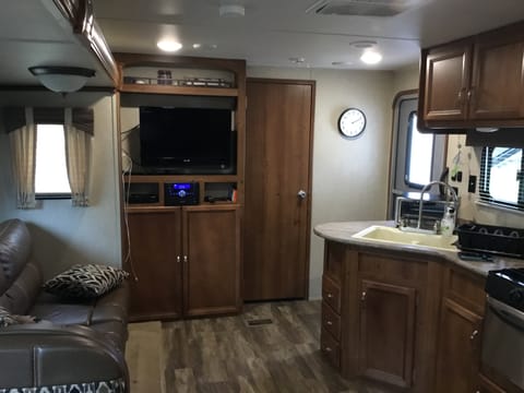 2016 Gulf Stream Innsbruck- Bunkhouse/outdoor kitchen. Enjoyably equipped Towable trailer in Gahanna