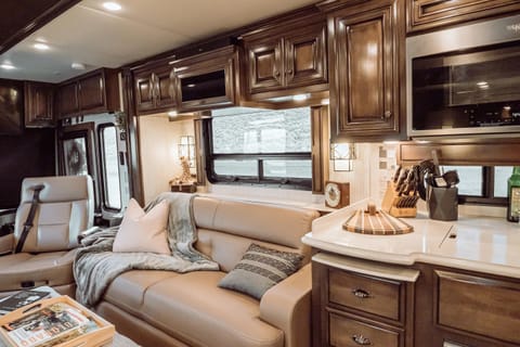 2019 Newmar Dutch Star - The Ultimate in Luxury Motorcoach Travel (Hercum) Drivable vehicle in Laguna Niguel