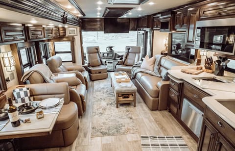 2019 Newmar Dutch Star - The Ultimate in Luxury Motorcoach Travel (Hercum) Veicolo da guidare in Laguna Niguel