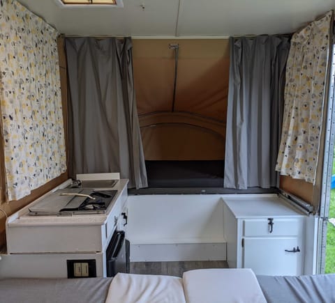 Explore Nature with a 1988 Jayco Jay Series Ziehbarer Anhänger in Saint Paul