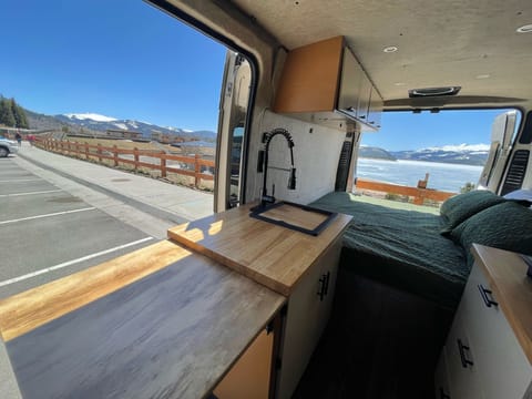 High Roof  Camper with King bed! Vehículo funcional in Stapleton