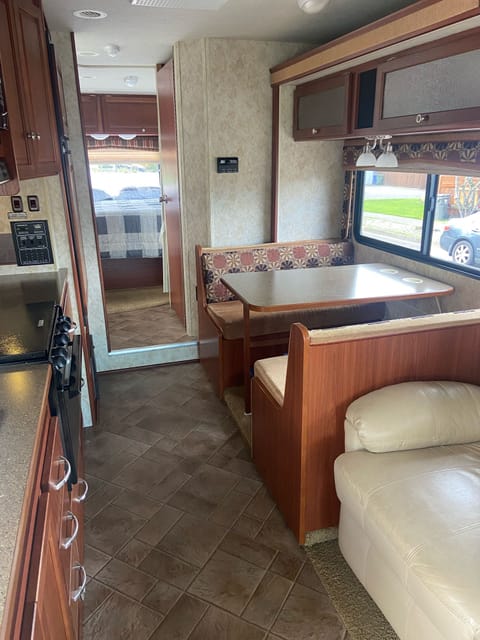 2010 Class C motorhome in great condition! Drivable vehicle in Eugene