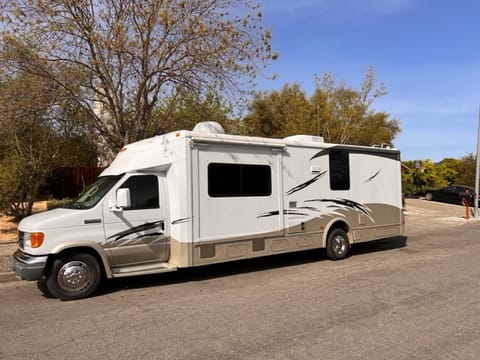 2008 Itasca Cambria 30 foot Class C Motorhome Drivable vehicle in Sonoma County