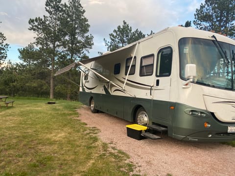 2005 Coachmen Cross Country Hitchin' A Ride Pet Friendly RV Rental Véhicule routier in Upland