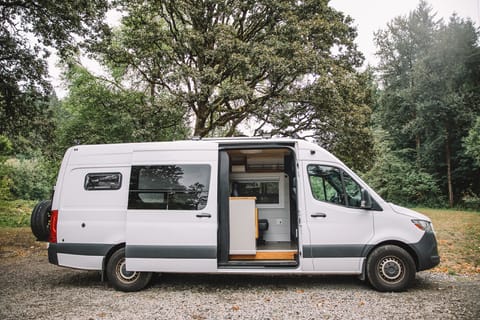 Meet Arbor! Mercedes Sprinter - Insulated for All 4 Seasons Cámper in Vancouver