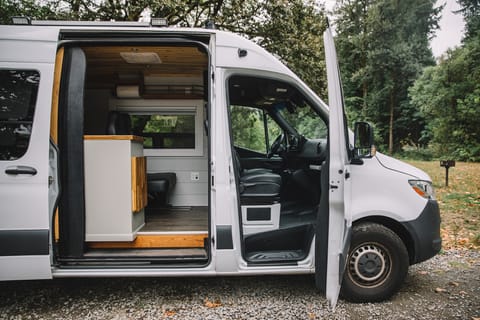 Meet Arbor! Mercedes Sprinter - Insulated for All 4 Seasons Van aménagé in Vancouver