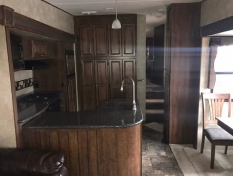 **2013 36ft 5th Wheel** Towable trailer in Brooklyn Center