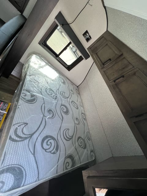 Brand new 18 foot camper w/bunks Towable trailer in Port Moody
