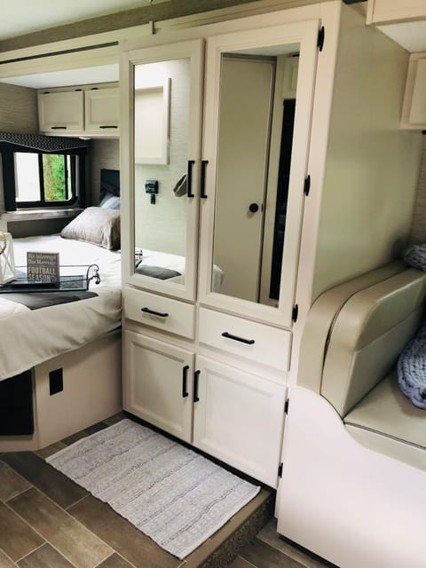 2022 Thor Motorcoach Chateau-Class C-24’-Glamping at its Finest!!! Drivable vehicle in Holly