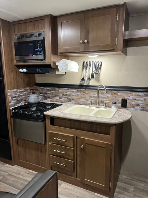 * 2018 Aspen Trail * Fully stocked! Towable trailer in Richmond Hill