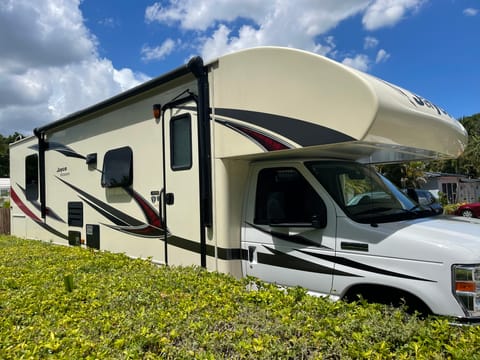 2017 Jayco Redhawk 29 XK Like New only 8K miles. Drivable vehicle in South Miami