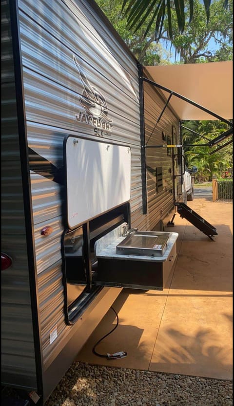 Getaway Ready, Lovely home on wheels!! Towable trailer in Bay Lake