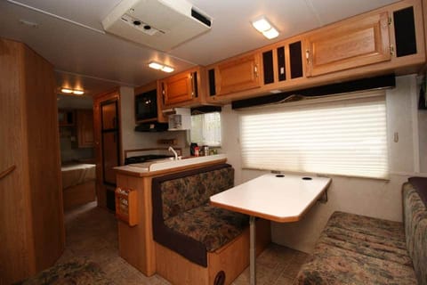 2005 Ford Adventurer Motorhome- Class C Drivable vehicle in Abbotsford