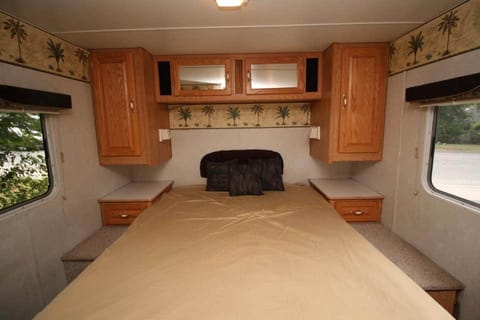 2005 Ford Adventurer Motorhome- Class C Drivable vehicle in Abbotsford