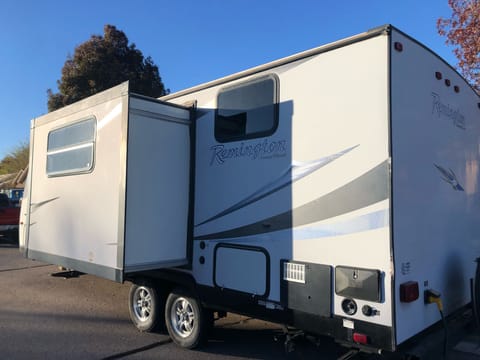6 person 27’ 2014 SunnyBrook Remington in Excellent Condition Towable trailer in Washington