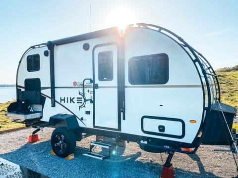 2022 Winnebago Hike, with bunks, outdoor stove, electric jacks, EASY set up Towable trailer in Florence