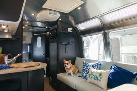 Airstream 23 International - Love to Camp Ziehbarer Anhänger in Corona