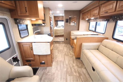 2017 Sunseeker 3100 SS Firestick HUGE KITCHEN! call or text 443-462-6178 Drivable vehicle in Taneytown