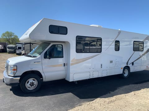 Thor Majestic 28A Ultimate Family getaway partner Drivable vehicle in Millcreek
