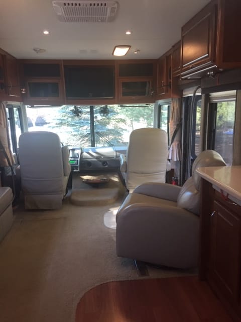 Executive Stay - Fully Equipped 2008 Fleetwood Southwind Drivable vehicle in St. Albert