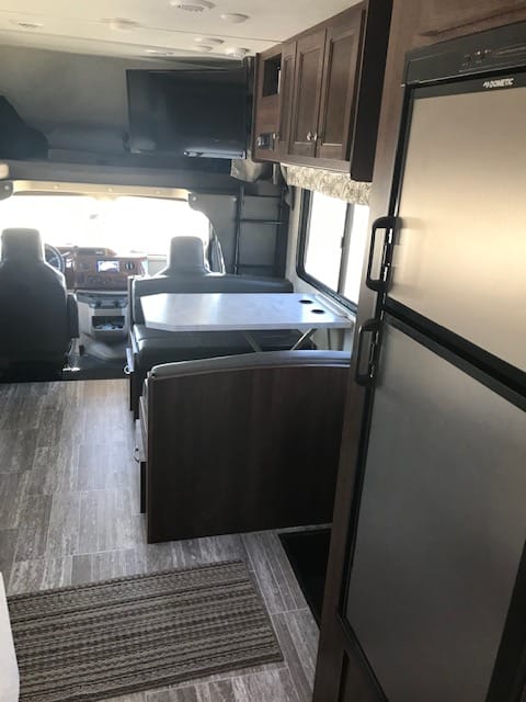 Meet Lilybell, the 30' 2019 RV with 2 slides and is pet friendly too! Vehículo funcional in Nampa