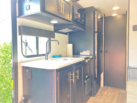❤️ This travel trailer sleeps 5 and is available for your trips to all campgrounds and national parks in South California.