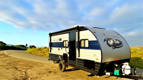 🧡 This travel trailer sleeps 5 and is available for your trips to all campgrounds and national parks in South California.