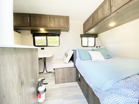 This travel trailer sleeps 5 and is available for your trips to all campgrounds and national parks in South California 💚