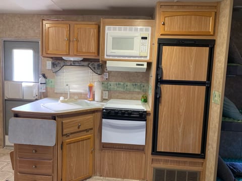 2004 Layton Lakeview fifth wheel Towable trailer in Exeter