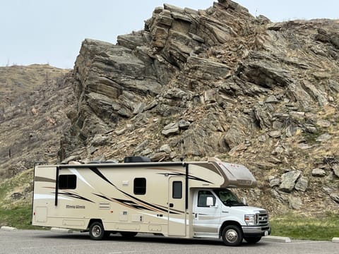 Like new, this 32 foot RV is the perfect length to give you plenty of room to Adventure while still being compact enough to make it easy to drive.