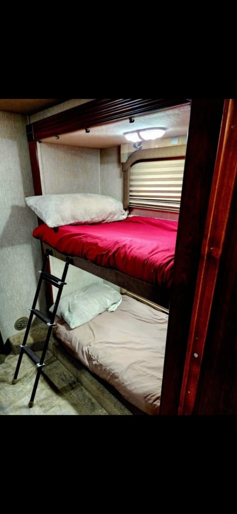 2008 Fleetwood Terra 34N LX2 Drivable vehicle in Yucaipa