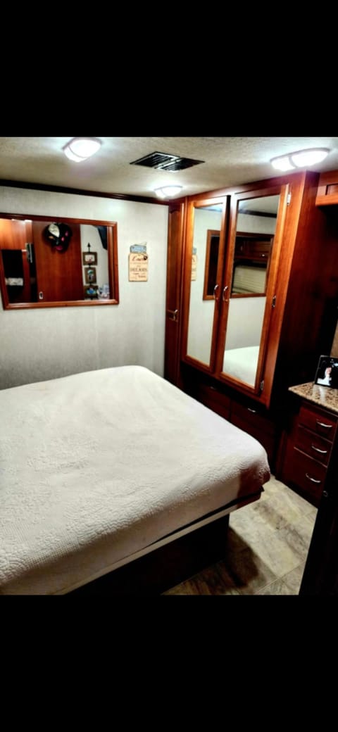 2008 Fleetwood Terra 34N LX2 Drivable vehicle in Yucaipa