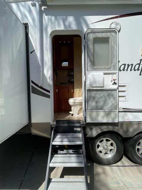 Spacious 5th Wheel with Incredible Bunkroom Floorplan! Towable trailer in Bakersfield