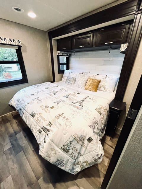 RV - master king size bed