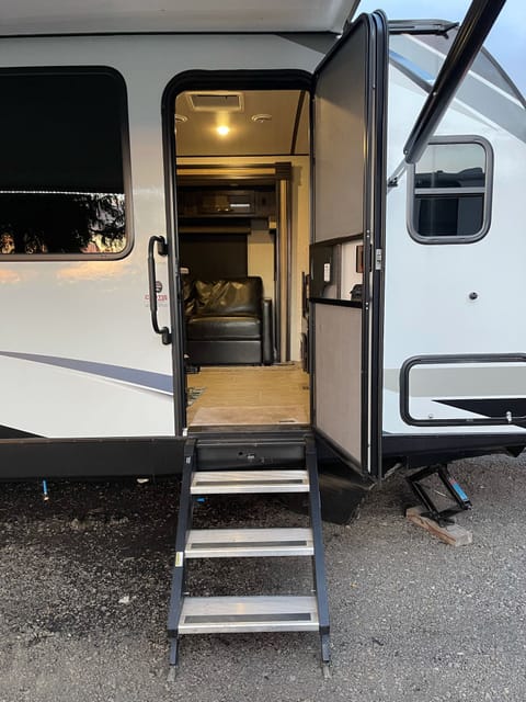 2020 luxury surveyor Towable trailer in Hillsboro