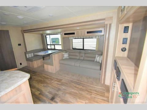 2020 Forest River Coachmen Catalina Summit Towable trailer in Enfield