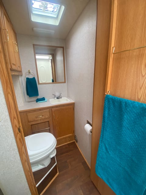 2004 Winnebago 29ft family and pet friendly, no return cleaning required. Vehículo funcional in Garden City
