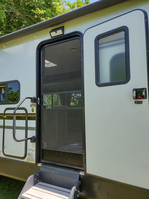 Family Retreat Towable trailer in Baneberry