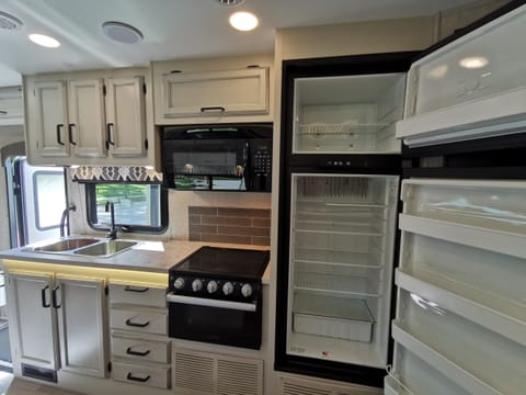 Your Perfect Getaway on Wheels 24' Class C Drivable vehicle in Surrey