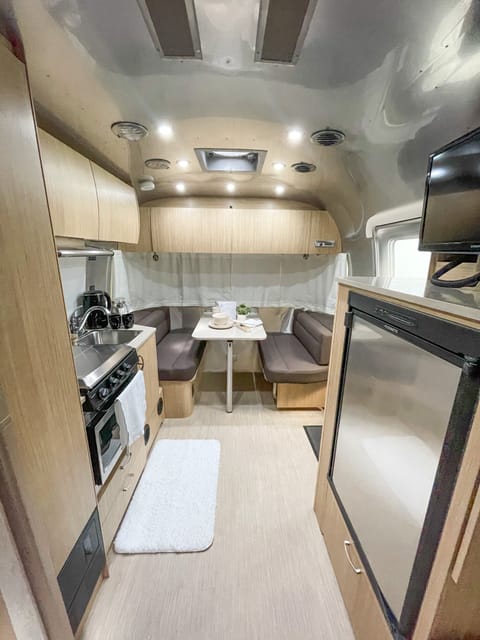 The Self-cAIRSTREAM: Airstream Flying Cloud Rimorchio trainabile in East Nashville