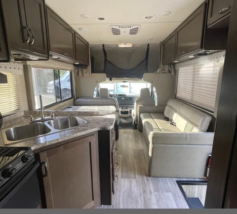 Available Now! FULLY EQUIPPED & FAMILY FRIENDLY!  Thor Four Winds 26B Drivable vehicle in Yorba Linda