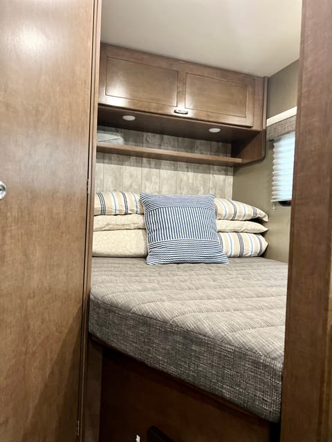 Fully Appointed 2019 Winnebago Outlook - All the Comforts of Home Drivable vehicle in Renton