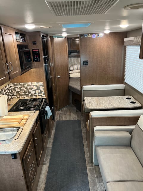 Fully Appointed 2019 Winnebago Outlook - All the Comforts of Home Veicolo da guidare in Renton