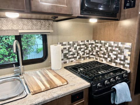Fully Appointed 2019 Winnebago Outlook - All the Comforts of Home Vehículo funcional in Renton